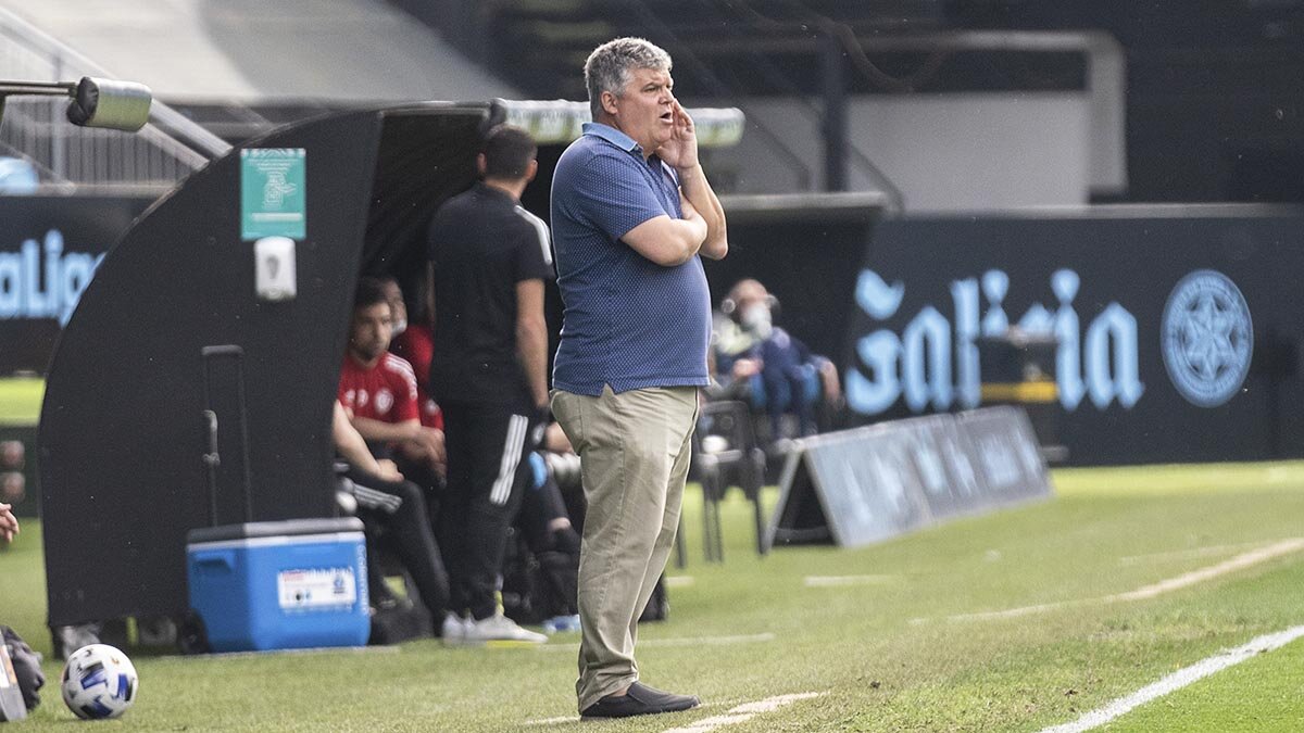Onésimo observa el juego desde el banquillo